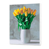 Florero con tulipanes amarillos