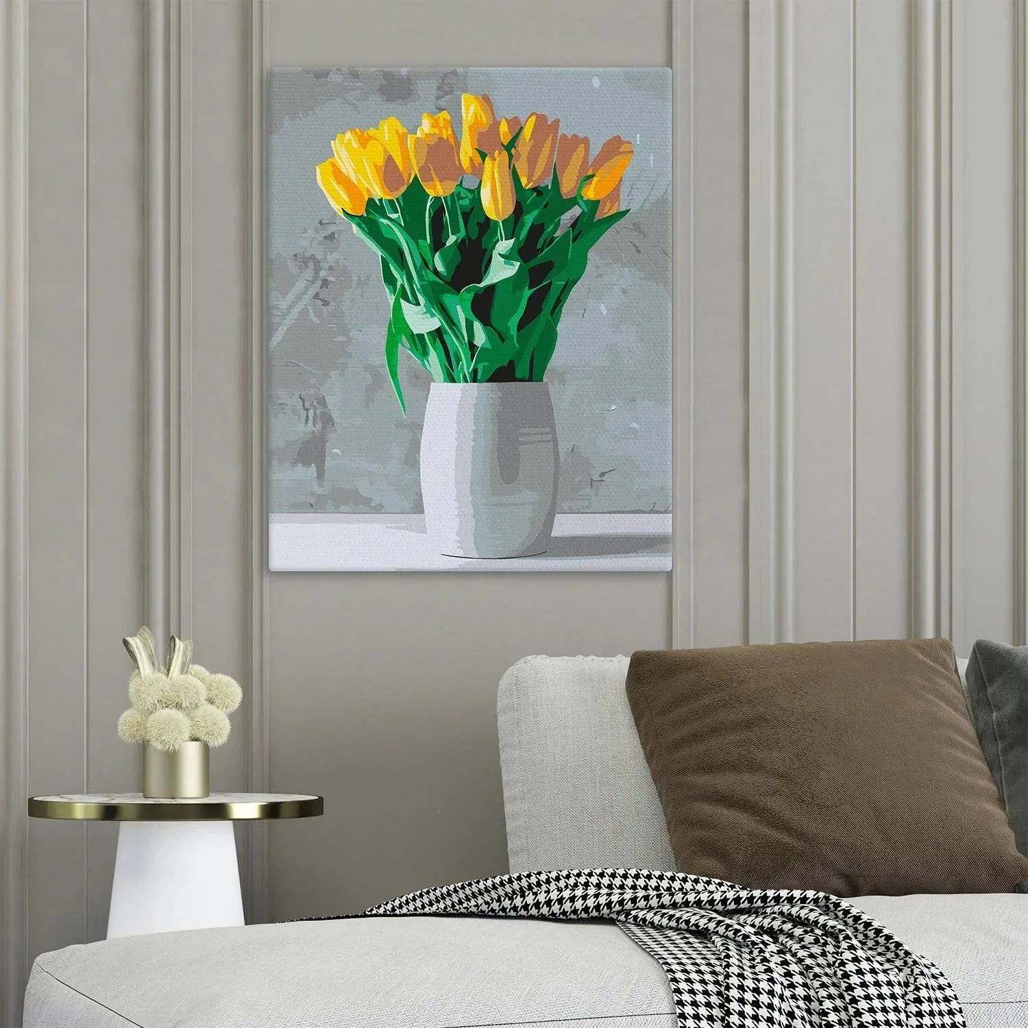 Váza se žlutými tulipány